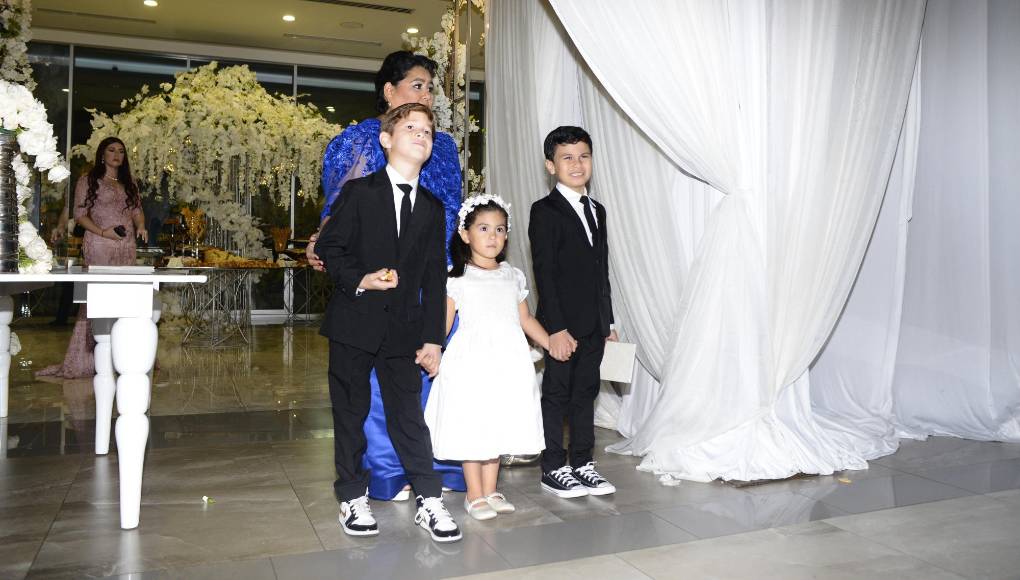 Los nietos de Roger D. Valladares ingresaron junto a su abuela Jacky Bonilla de Mejía, madre de Emma Mejía. 