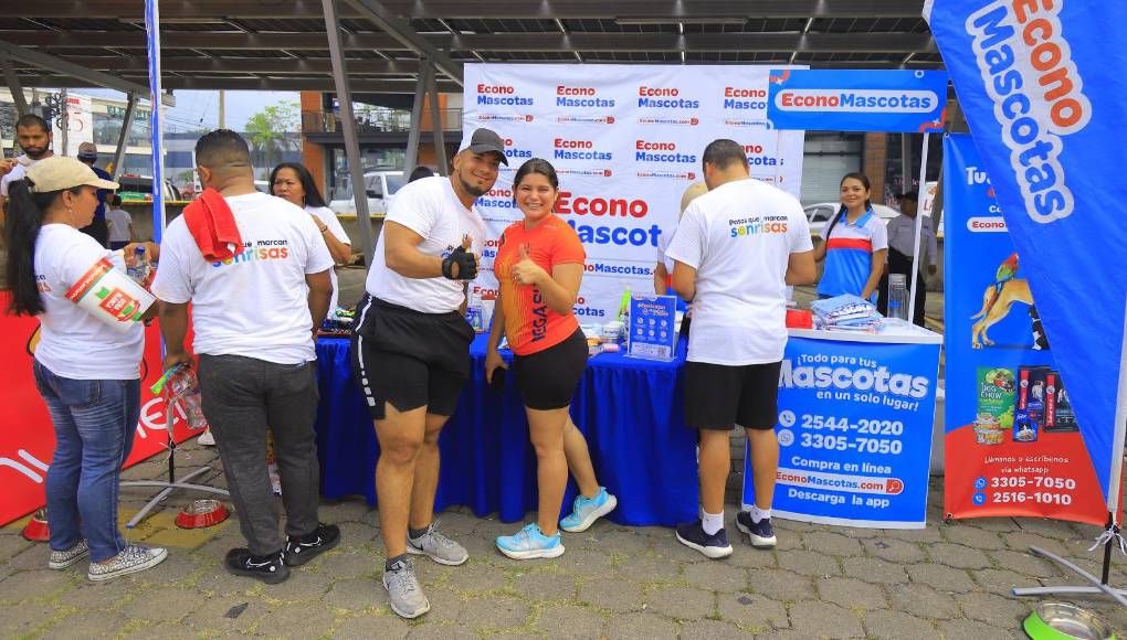 Econo Mascotas consintió a los canes que acompañaron la carrera con hidratación y alimento de sus marcas prémium.