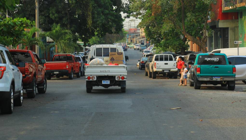 Ciudadanos están denunciando que tanto agentes de Tránsito como policías municipales están multando a conductores por estar mal estacionados en zonas residenciales pero en los mercados, barrio Medina, El Centro y otros, no ponen orden.