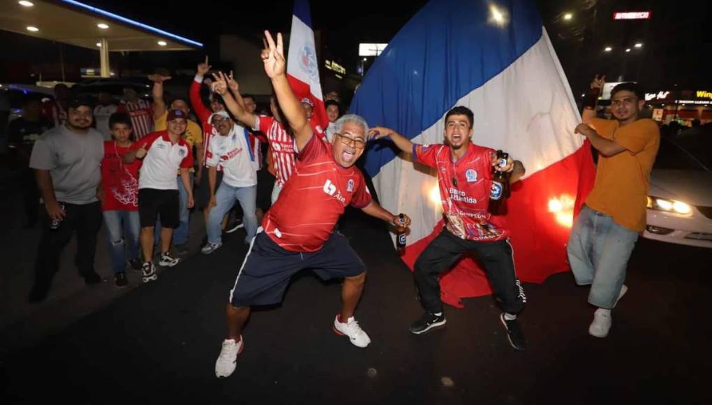Aquí te mostramos las imágenes del festejo de los hinchas de Olimpia tras coronarse campeón del Clausura 2024.