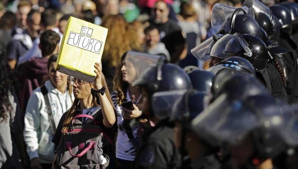 En coincidencia con el Día Internacional del Libro, este 23 de abril se ha pedido a los manifestantes que, en lugar de proclamas políticas, porten un libro en alto en defensa de la cultura, sector también muy cuestionado y con bastantes recortes en su financiación desde que el Gobierno de Milei asumió el pasado 10 de diciembre.