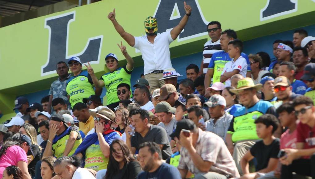 El aficionado olanchano que llegó enmascarado a apoyar a los Potros en el estadio. Siempre llega con una máscara; “es un misterio”