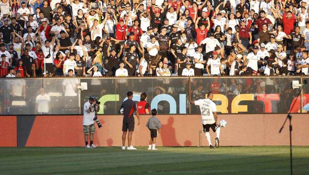 Arturo Vidal regala balones durante su presentación como nuevo jugador de Colo Colo, en el estadio Monumental, en Santiago.