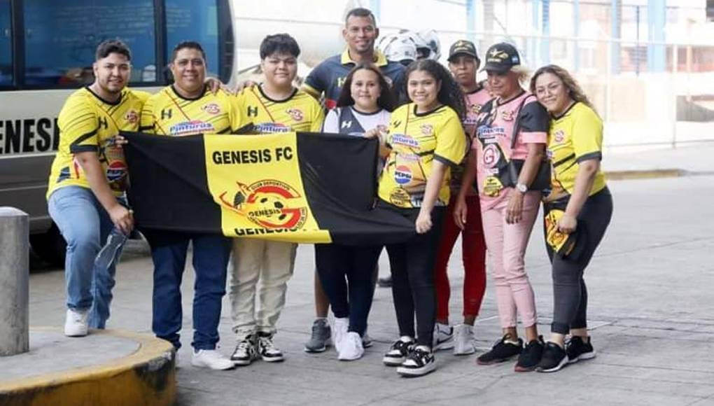 El portero del Génesis, Gerson Argueta, recibió el apoyo de su familia en el estdio Nacional Chelato Uclés contra el Olimpia.