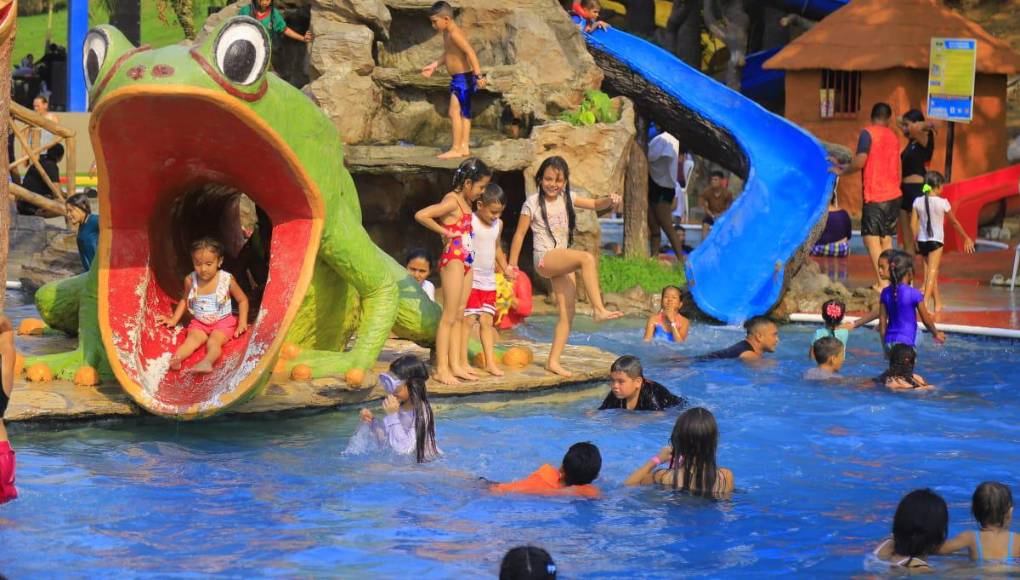 Deslizador gigante, la sensación para veraneantes en El Progreso