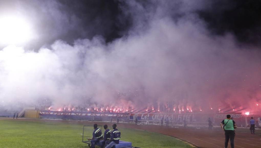 Una nube de humo provocado por los fuegos artificiales de la Ultra Fiel y cubrió gran parte del campo de juego, evitando la visibilidad de los protagonistas.
