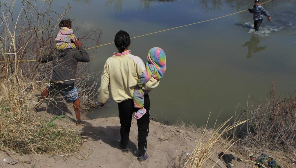 a entrada de la ley provocó que los migrantes se apresuraran a llegar a la frontera, donde, ante la imposibilidad de cruzar, se han quedado varados entre el río Bravo y la primera barrera de Estados Unidos, una cerca de alambre de navajas que instaló el gobernador Abbott.