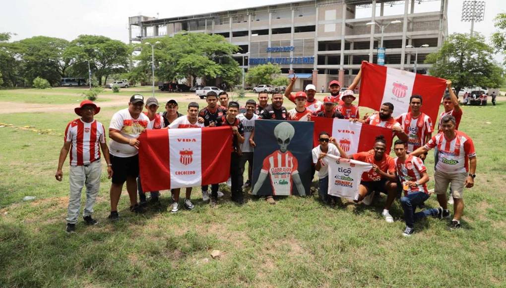 Bellas chicas y ambientazo en la vuelta del UPN-Vida: gran recibimiento al Rojo