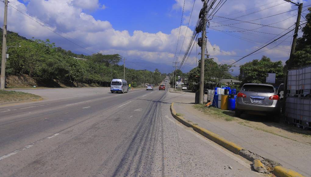 En el bulevar del sur a la altura de la entrada a la colonia Suyapa de Chamelecón, se encuentra uno de los cruces más peligrosos, por su amplio espacio los carros que buscan ingresar a la colonia compiten por quién lo hace primero, arriesgándose a que lo embista un camión, ya que circula mucho transporte de carga pesada.