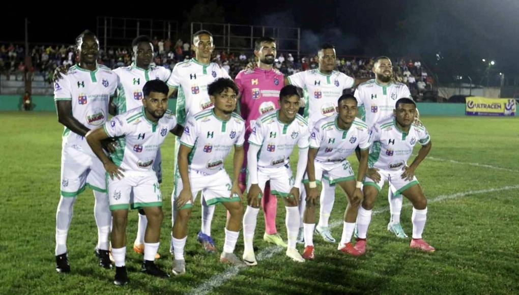 El primer 11 titular del Platense en el Torneo Clausura 2024, posando previo a enfrentar al Choloma.