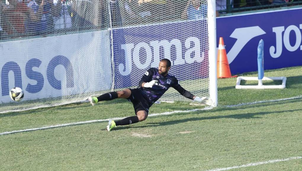 Edrick Menjívar fue engañado por Alexy Vega en el lanzamiento penal que significó el 1-0 del Marathón.