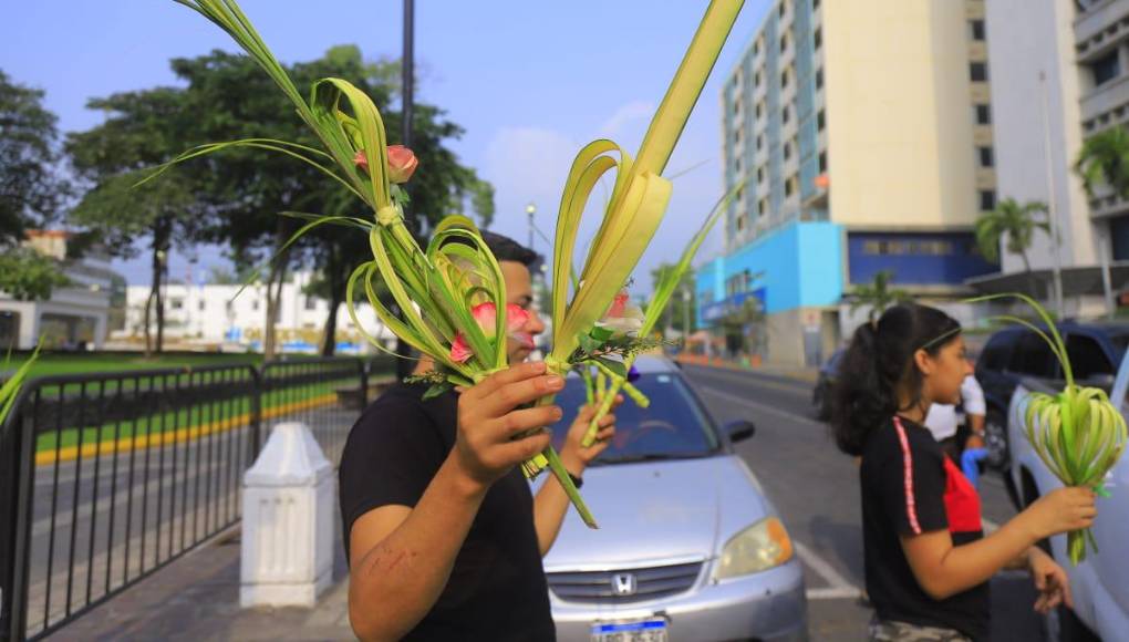 Un joven sampedrano carga su respectivo ramo previo a ingresar a la Catedral de San Pedro Sula. 