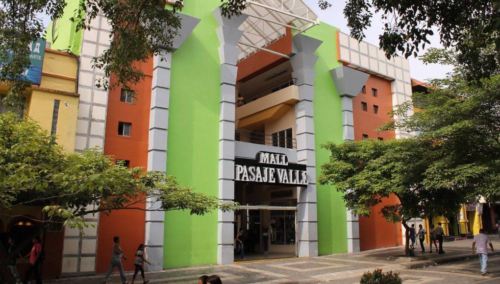 Tras muchas remodelaciones, el actual aspecto del Pasaje Valle es este. Predomina en la fachada el color verde y naranja, con algunas tonalidades grises y blancas. 