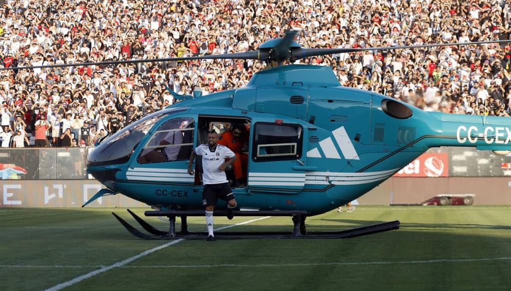 El centrocampista internacional Arturo Vidal aterriza en helicóptero durante su presentación como nuevo jugador de Colo Colo.