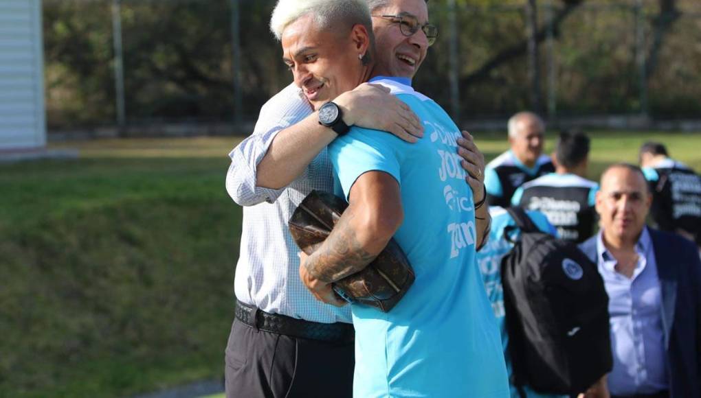 Andy Nájar fue recibido por Rafael Villeda, presidente del Olimpia, en la práctica de la Selección catracha.
