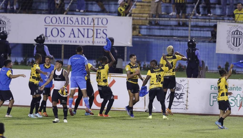 Los jugadores celebraron al final del partido con los aficionados del Real España.