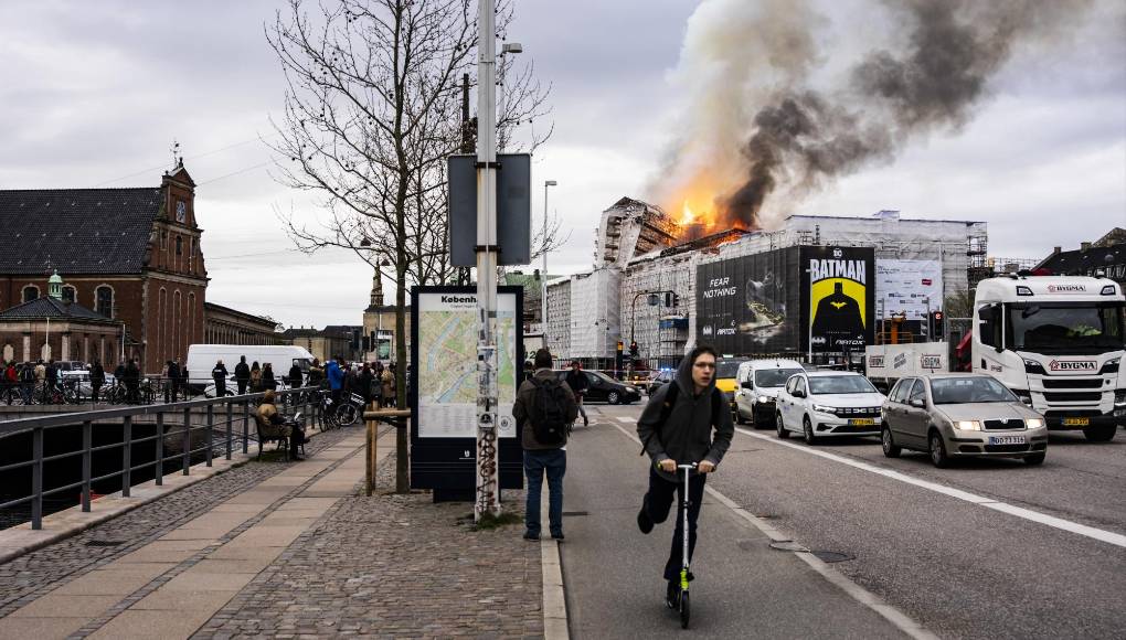 Cuando se declaró el incendio, a las 07.30 hora local (05.30 GMT), se encontraban en su interior diez trabajadores de la empresa que lo está restaurando y que salieron por su propio pie del lugar.