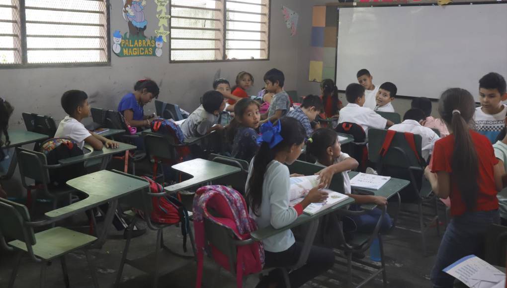 En algunos centros educativos como la escuela Manuel Bonilla, los estudiantes no cuentan con libros y algunos padres no tienen recursos ni para comprarles los cuadernos, por lo que piden apoyo del Gobierno.