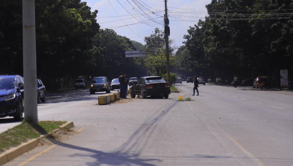 La alcaldía también cerró parcialmente el cruce a la altura del antiguo edificio de la Dirección Nacional de Vialidad y Transporte, pero en esta zona se han dado choques entre carros y a peatones.
