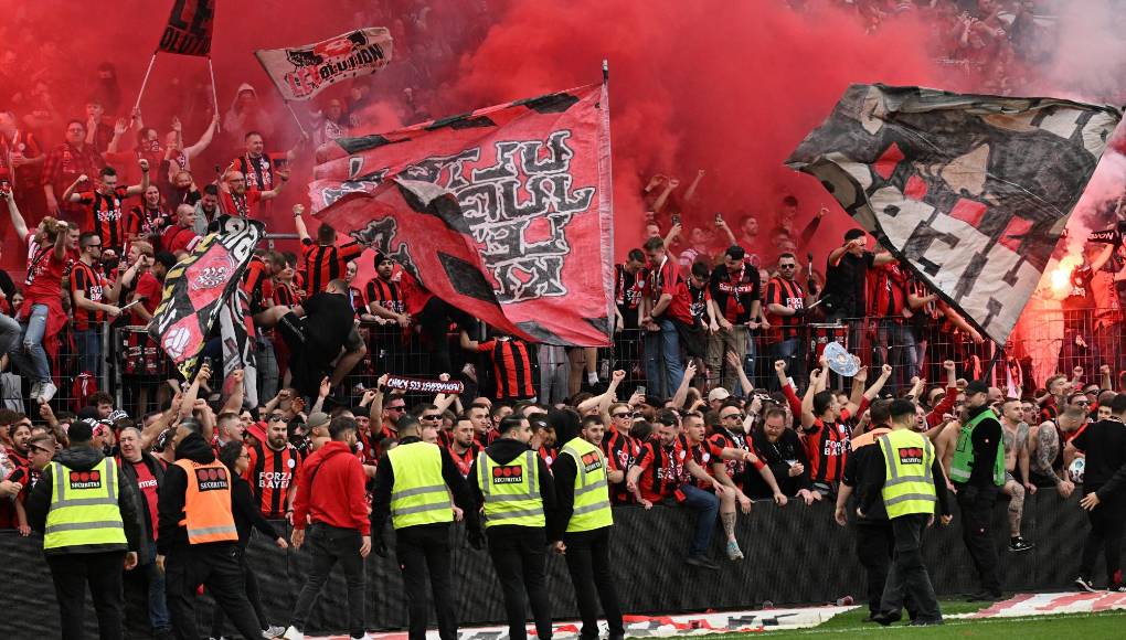 La invasión de campo estaba planeada con un corredor especial para los jugadores pero hubo que evitar para que no se produjera antes del pitido final.