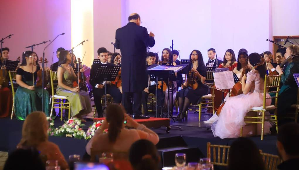 Los jovencitos de diferentes edades ejecutaron con excelencia sus instrumentos, dando una muestra de lo aprendido en la institución educativa especializada en música. 
