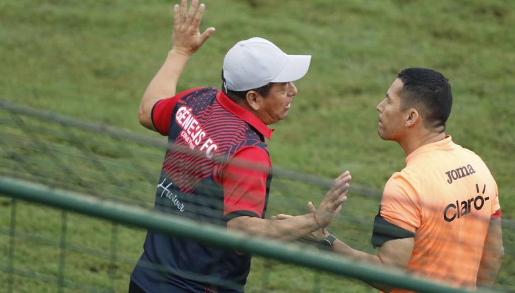 Reynaldo Tilguath, entrenador del Génesis, protagonizó tremenda bronca contra los árbitros del partido en el Yankel.