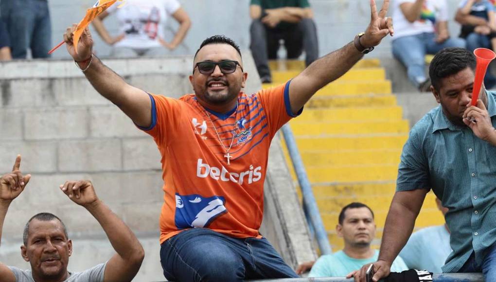 Bellas chicas y ambientazo en la vuelta del UPN-Vida: gran recibimiento al Rojo