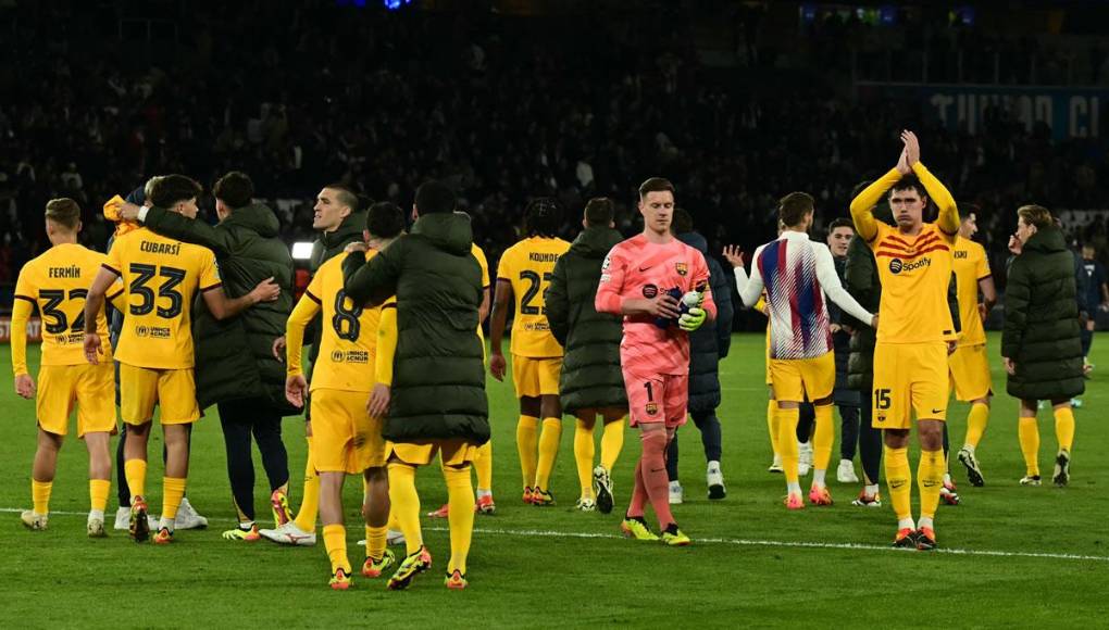 Los jugadores del Barcelona celebrando su victoria en el Parque de los Príncipes.