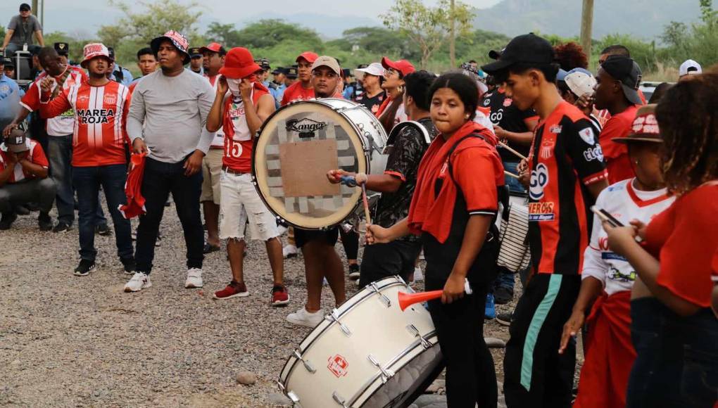 Cientos de aficionados que viajaron hasta Choluteca también sufrieron tras ver a su equipo perder la categoría ante la UPNFM. 
