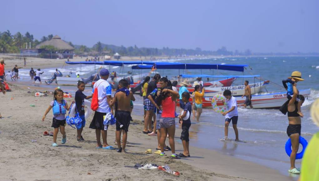 Miles de hondureños comenzaron a llegar a Tela para disfrutar de la Semana Santa 2024.