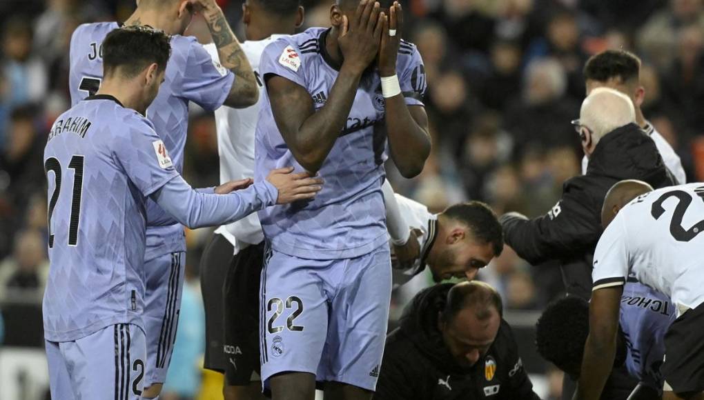 Las reacciones de los jugadores del Real Madrid y Valencia al ver la gravedad de la lesión de Mouctar Diakhaby.