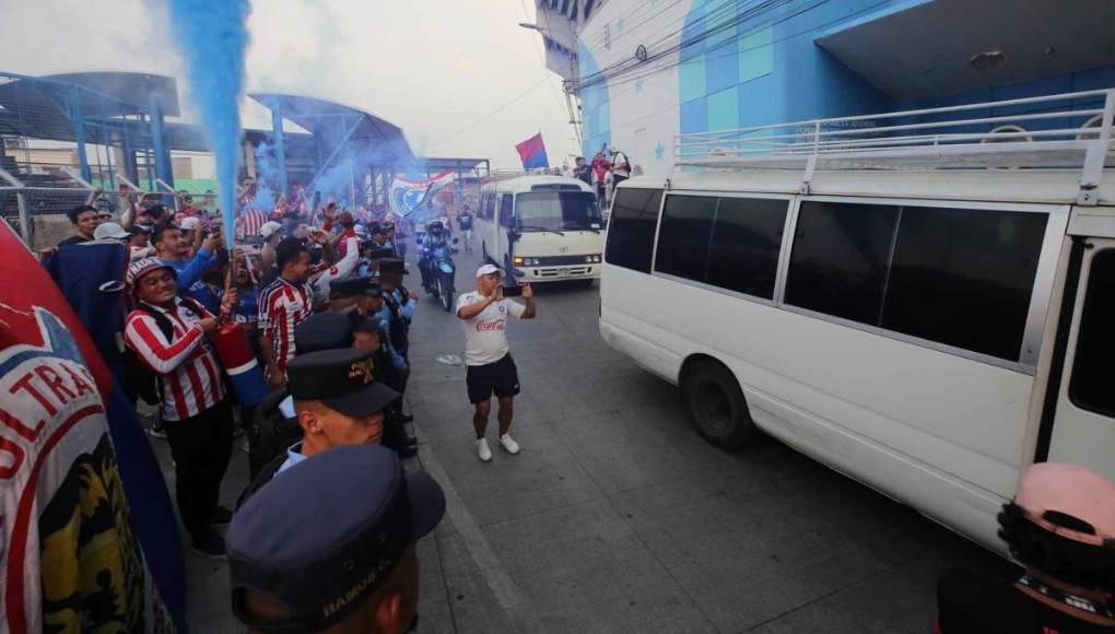 Los aficionados del Olimpia se tomaron las calles y las pintaron de azul, rojo y blanco.