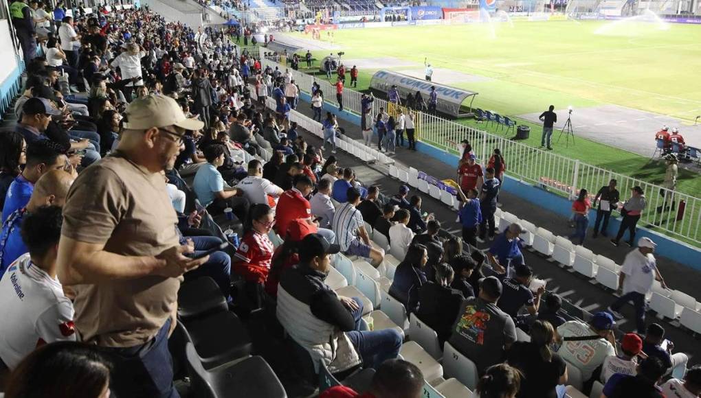 Hubo buena asistencia de público en el estadio Nacional Chelato Uclés de Tegucigalpa con el clásico capitalino Motagua-Olimpia.