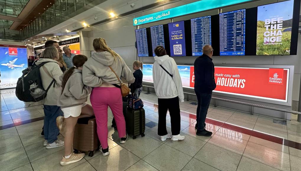Más allá de la inundación de las pistas de despegue y aterrizaje, la nota apuntó que los pasajeros también se enfrentan a un gran desafío: llegar y salir del aeropuerto, puesto que gran parte de las carreteras se encuentran bloqueadas y son intransitables con vehículos convencionales.