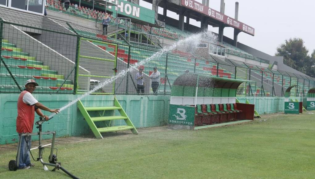 Los encargados de cuidar la grama del recinto sampedrano han efectuado los trabajos de riego para que la cancha luzca impecable para el sábado 25 de mayo.