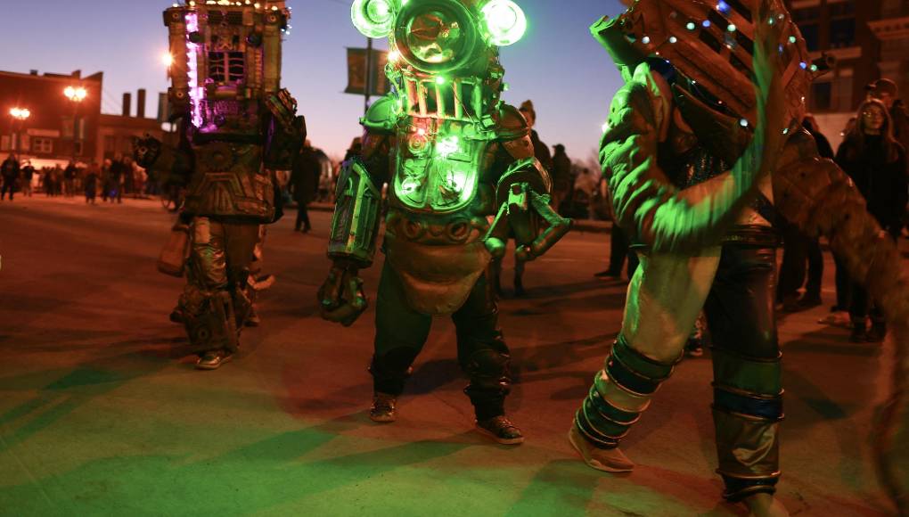 En Texas, sur de Estados Unidos, con varias localidades organizadas para recibir turistas y campistas, las autoridades locales también han declarado emergencia por la enorme afluencia esperada.