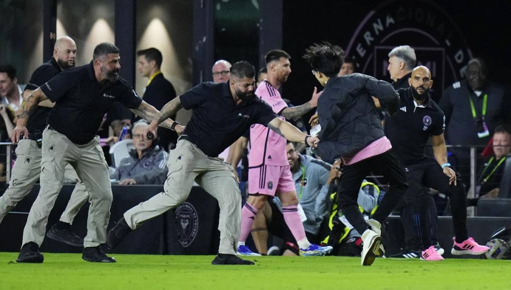 Pero no hubo necesidad que el guardaespaldas de Messi interviniera, pues la seguridad del estadio logró detenerlo antes de acercarse al crack rosarino.