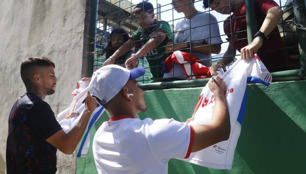 Algunos jugadores olimpistas firmaron autógrafos a aficionados del Olimpia que asistieron al Yankel. También a hinchas del Marathón.