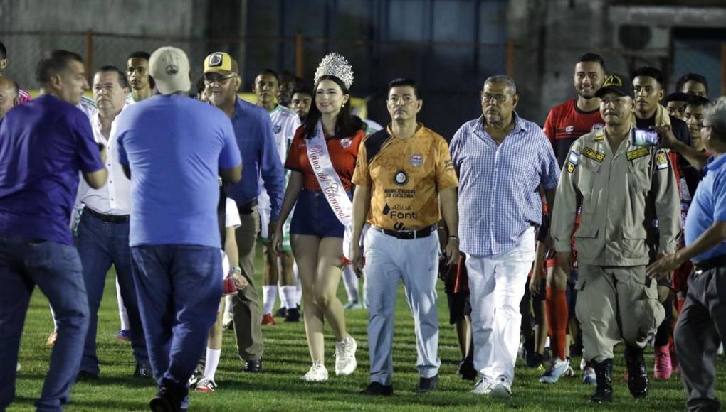 Así fue la entrada de los equipos a la cancha del estadio Rubén Deras de Choloma.