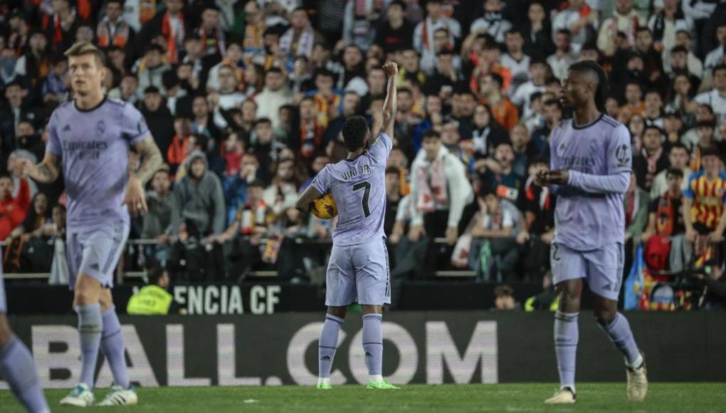 Así levantó el brazo con el puño cerrado Vinicius mientras miraba a la Curva Nord, desde la que hace un año recibió insultos racistas. Una celebración que dará la vuelta al mundo. Black power.