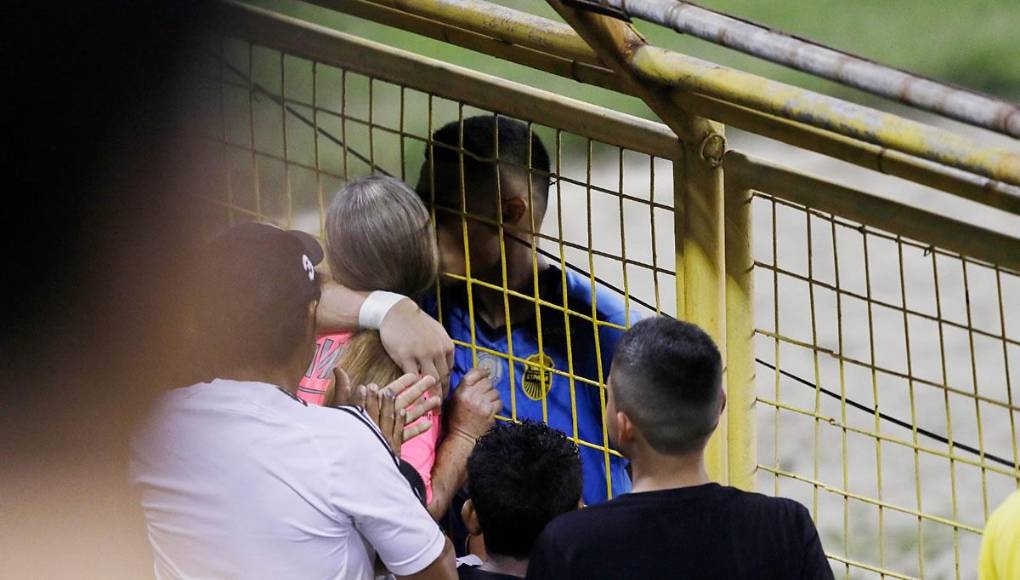 Onan Rodríguez festejó su debut con sus seres queridos al finl del partido ante el Vida.