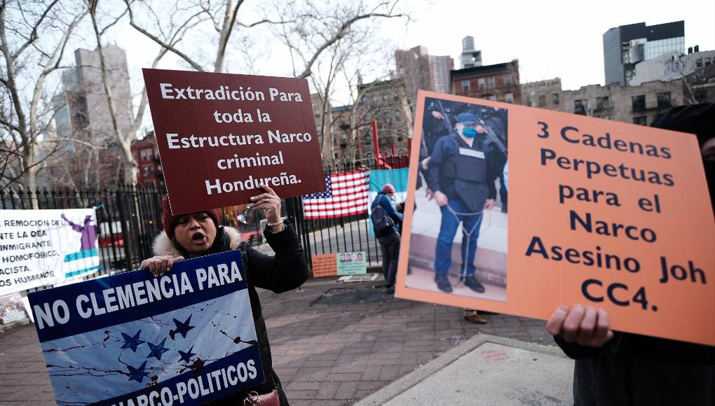 Pese a que el juicio del expresidente Juan Orlando Hernández fue pospuesto para la siguiente semana, decenas de hondureños llegaron a la Corte del Distrito Sur de Nueva York para hacer protesta. 