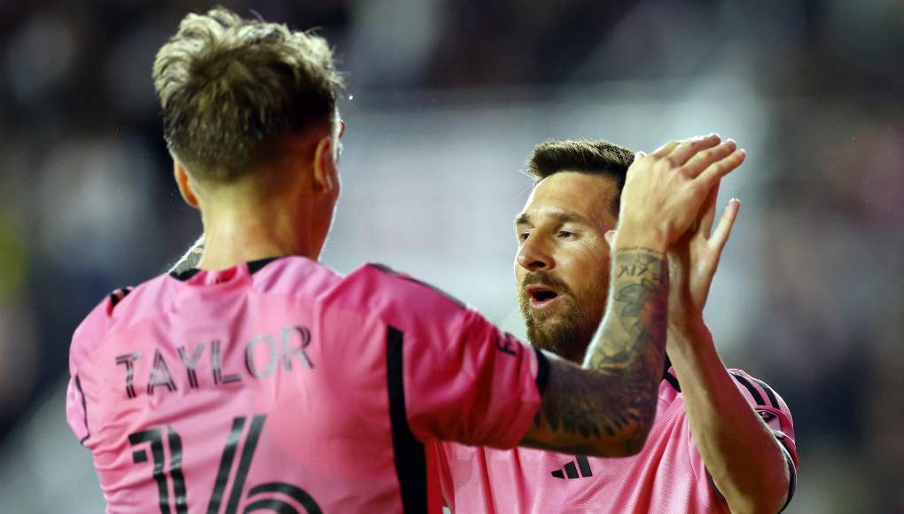 Posteriormente, el argentino, que había fallado una ocasión bastante clara antes, recibió en la zona de tres cuartos, aceleró, vio el desmarque de Taylor y le filtró un buen pase. El extremo cruzó su disparo y recibió la ayuda del portero contrario, de mano poco firme, para abrir el marcador.