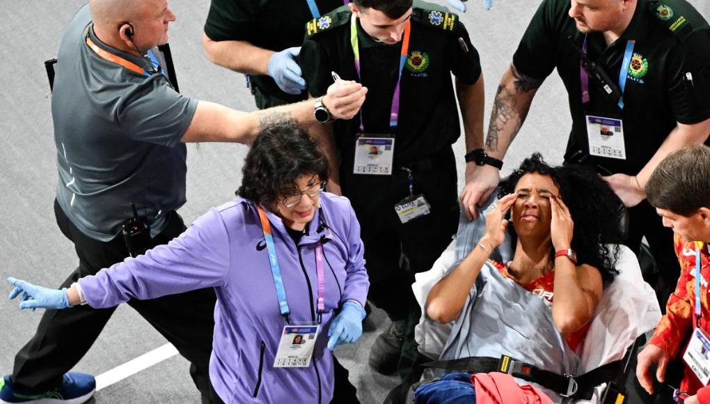 María Vicente fue evacuada en camilla de la pista y entre lágrimas.