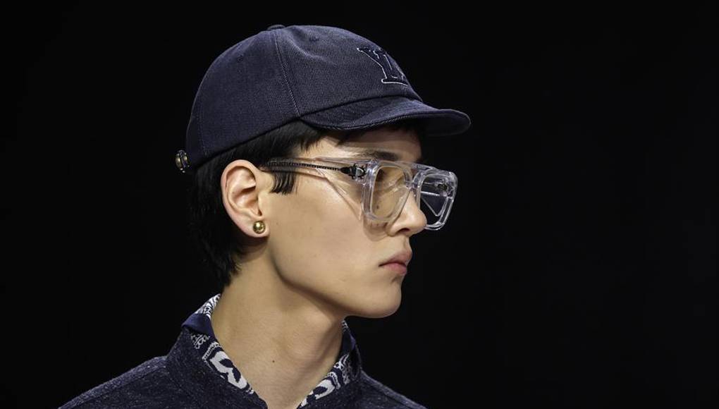 El hombre Vuitton se revela futurista y nipón en la pasarela de París