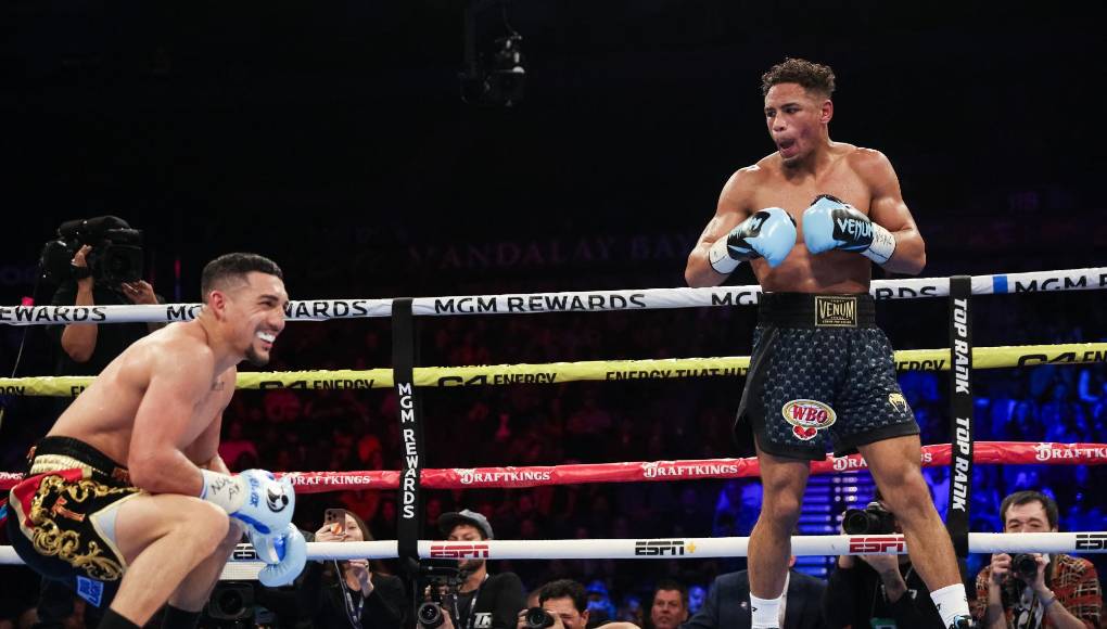 En el sexto round, el boxeador catracho conectó más golpes a Jamaine Ortiz que seguía corriendo por todo el ring y el público comenzó a abuchear.