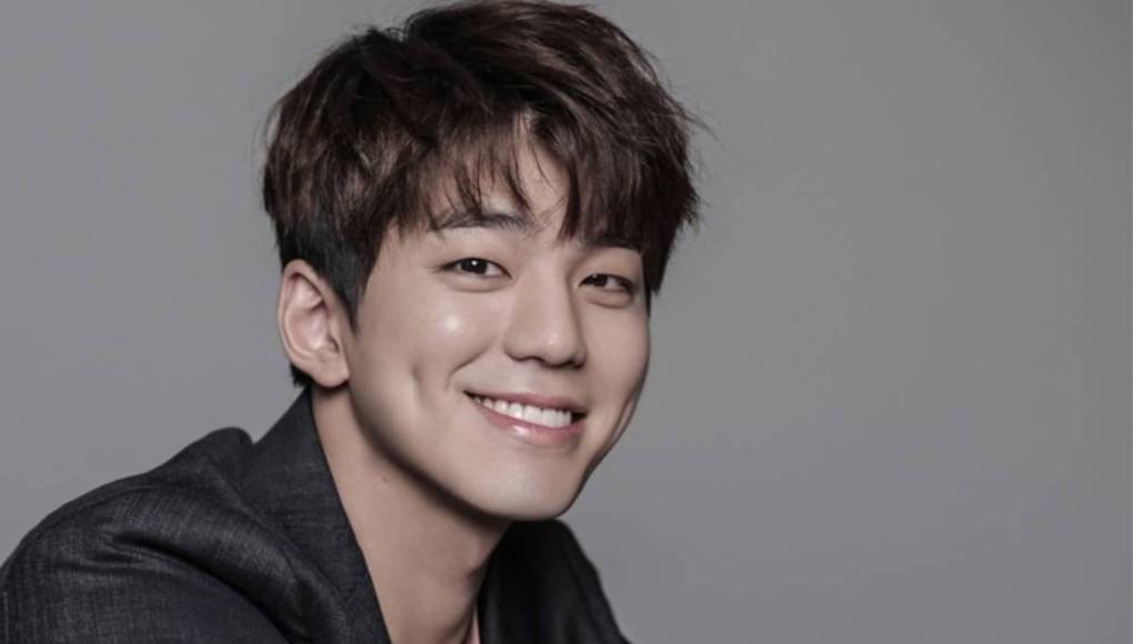 “High Priest Rembrani” cuenta la historia del protagonista masculino Rembrani, quien, después de una feroz batalla con el rey demonio en otro mundo, se reencarna en el cuerpo del impopular ídolo del K-pop, Woo Yeon Woo.No acostumbradp al nuevo mundo, Rembrani lucha por adaptarse a su nuevo cuerpo, lo que provoca muchas risas.Esta serie la grabó antes de enlistarse el 1 de abril de 2024 al ejército surcoreano para cumplir con su servicio militar obligatorio, sumándose a otros famosos actores y cantantes que debieron pausar su carrera en la cúspide de su éxito.