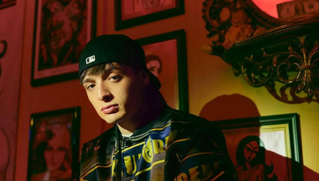 Pero, hace poco tiempo, Peso Pluma compartió una historia en Instagram, en donde se le puede ver un estudio de grabación, situado en Los Ángeles, California. Aunque, vale resaltar que sale con su cara cubierta, lo que sigue alimentando que es una fotografía antigua o que no es él. 