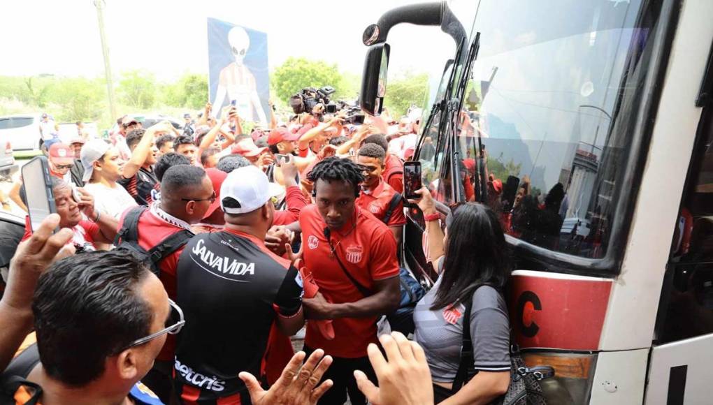 Bellas chicas y ambientazo en la vuelta del UPN-Vida: gran recibimiento al Rojo