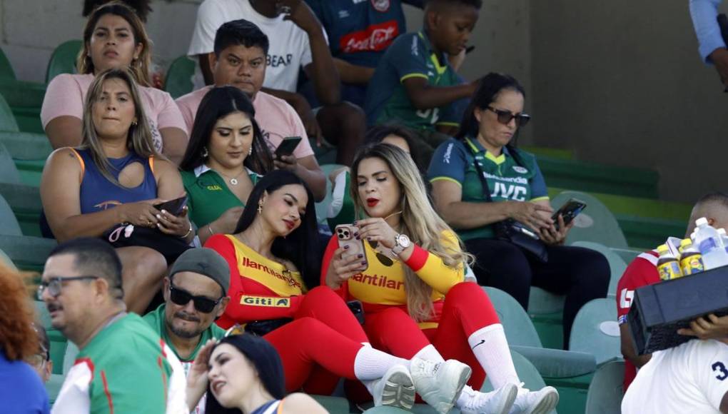 Bellas chicas adornaron las graderías del estadio Yankel Rosenthal durante el clásico Marathón-Olimpia.